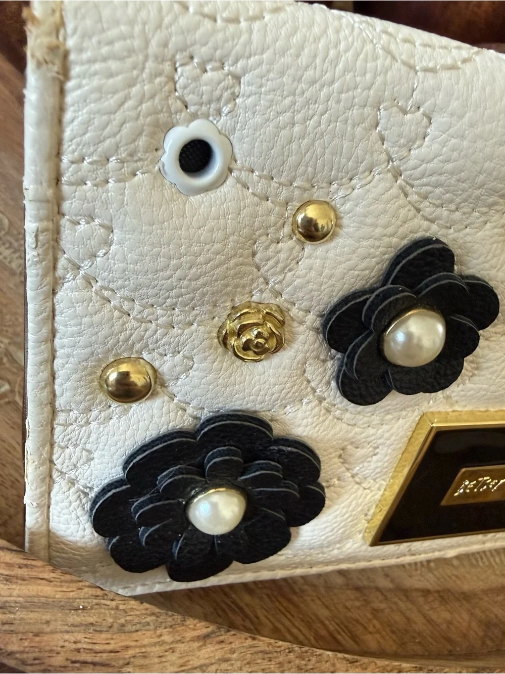 New Betsey Johnson Women’s Ivory & Black Zip Wallet Quilted Floral Appliques 3D